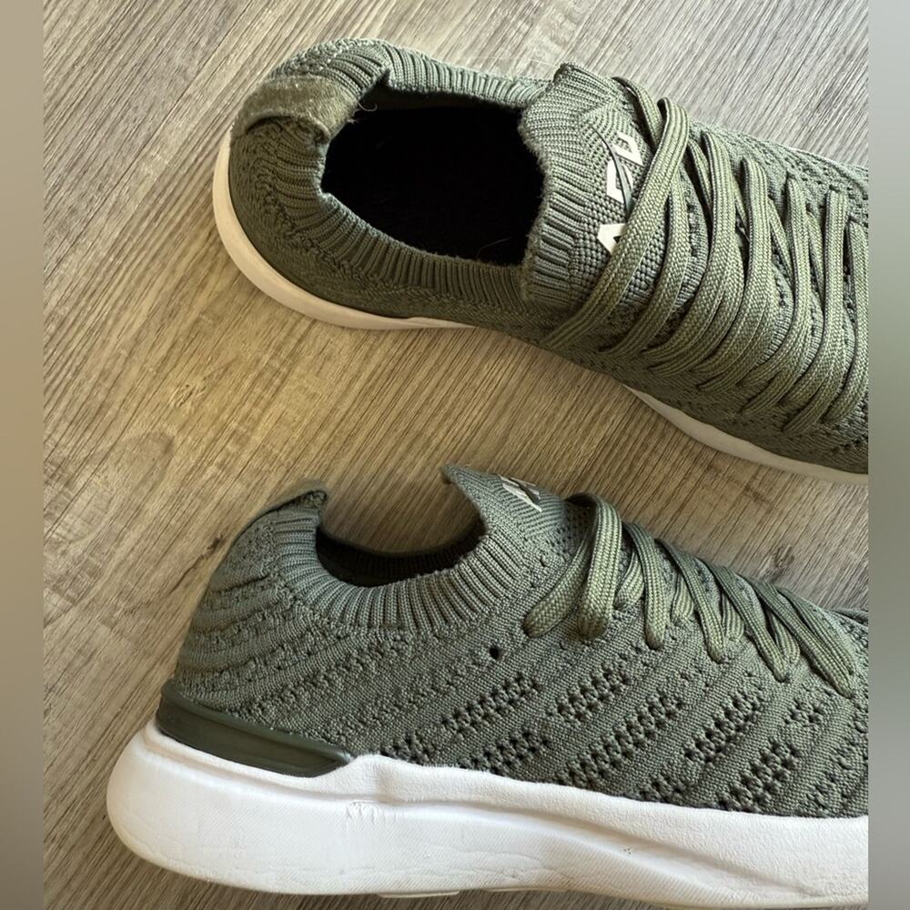 APL Women’s Sz 7 Techloom Wave Sneakers in Green - Picture 2 of 8
